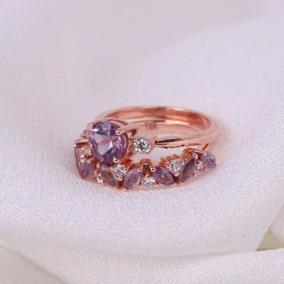 Conjunto de anillo nupcial redondo de amatista simulada de 2 quilates para mujer enchapado en oro rosa de 14 quilates plateado Foto 4 de 4