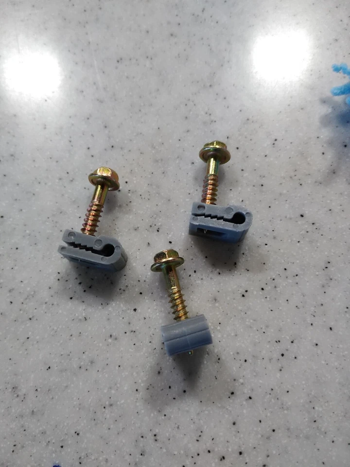 Steren Single Ground Wire Grip-Clip, Cable Clip - grey 100 per bag - Image 2 of 3