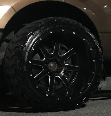 22 x14.5 On 33s I Have The Center Caps Still In Good Shape Just Some Curb Rubs ￼