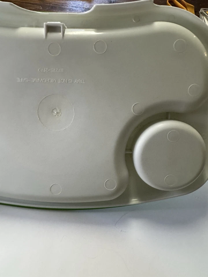 Fisher-Price baby feeding tray with snap-on lid. White tray with green lid - Image 4 of 4