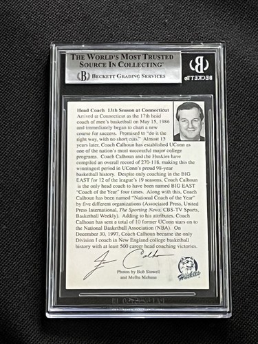 JIM CALHOUN 1998-99 UCONN BASKETBALL TEAM SIGNED AUTOGRAPHED CARD BAS AUTHENTIC - Picture 2 of 2