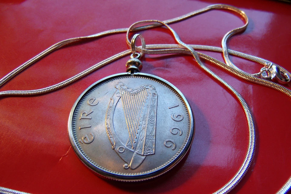 COLGANTE MONEDA GAÉLICO IRLANDÉS 1966 media fibra de coco en una cadena de espiga de oro blanco de 24" Foto 2 de 4