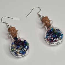 Bottiglie di vetro di forma ovale fatte a mano con perline multicolori all'interno