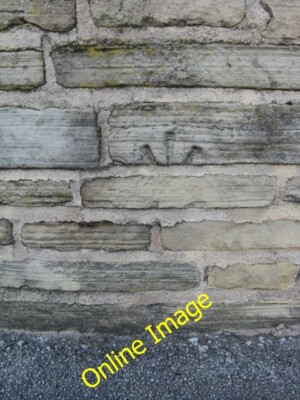 Foto 6x4 Reste von Benchmark an Wand des Erholungsgeländes Bradford \/SE1 c2014