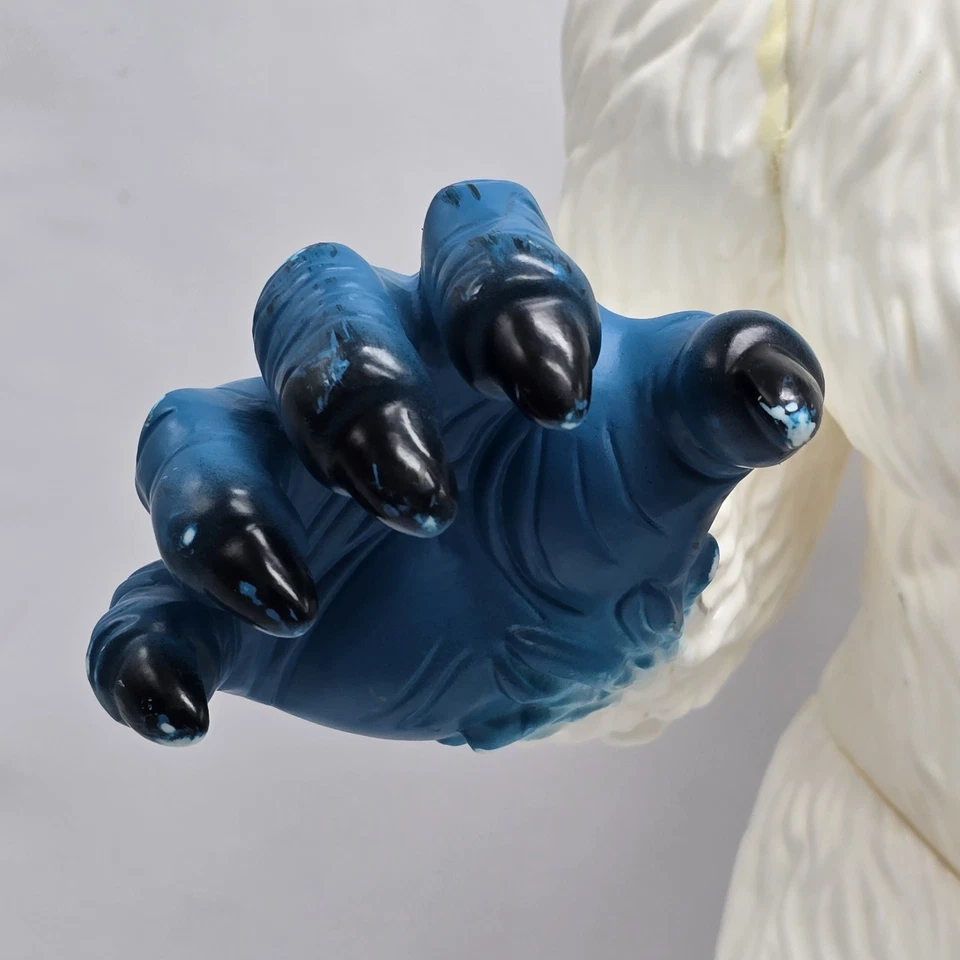 Figura Yeti de vinilo exclusiva de Toys R Us de 16" Abominable muñeco de nieve 2015 criptozoología Foto 4 de 4