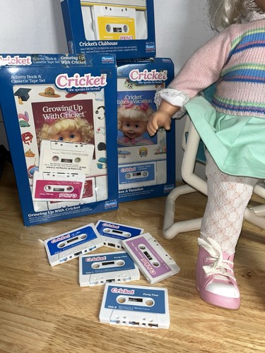 1986 Playmates Talking Cricket Doll w/ Chair, 7 Books, 14 Tapes & 5 Outfits. - Picture 3 of 21