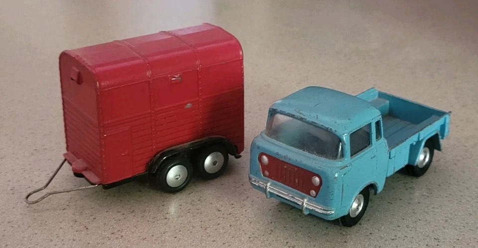 Corgi Gb No. 409 Jeep FC-150  & Rice Horse Trailer w/Horse 1/43 Scale - Image 4 of 4