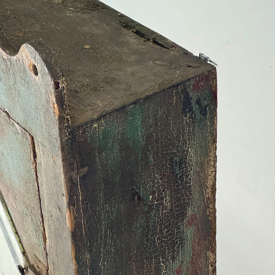 Antiguo armario ornamentado de madera del siglo XIX con cerradura de puerta y espejo de época Foto 3 de 4