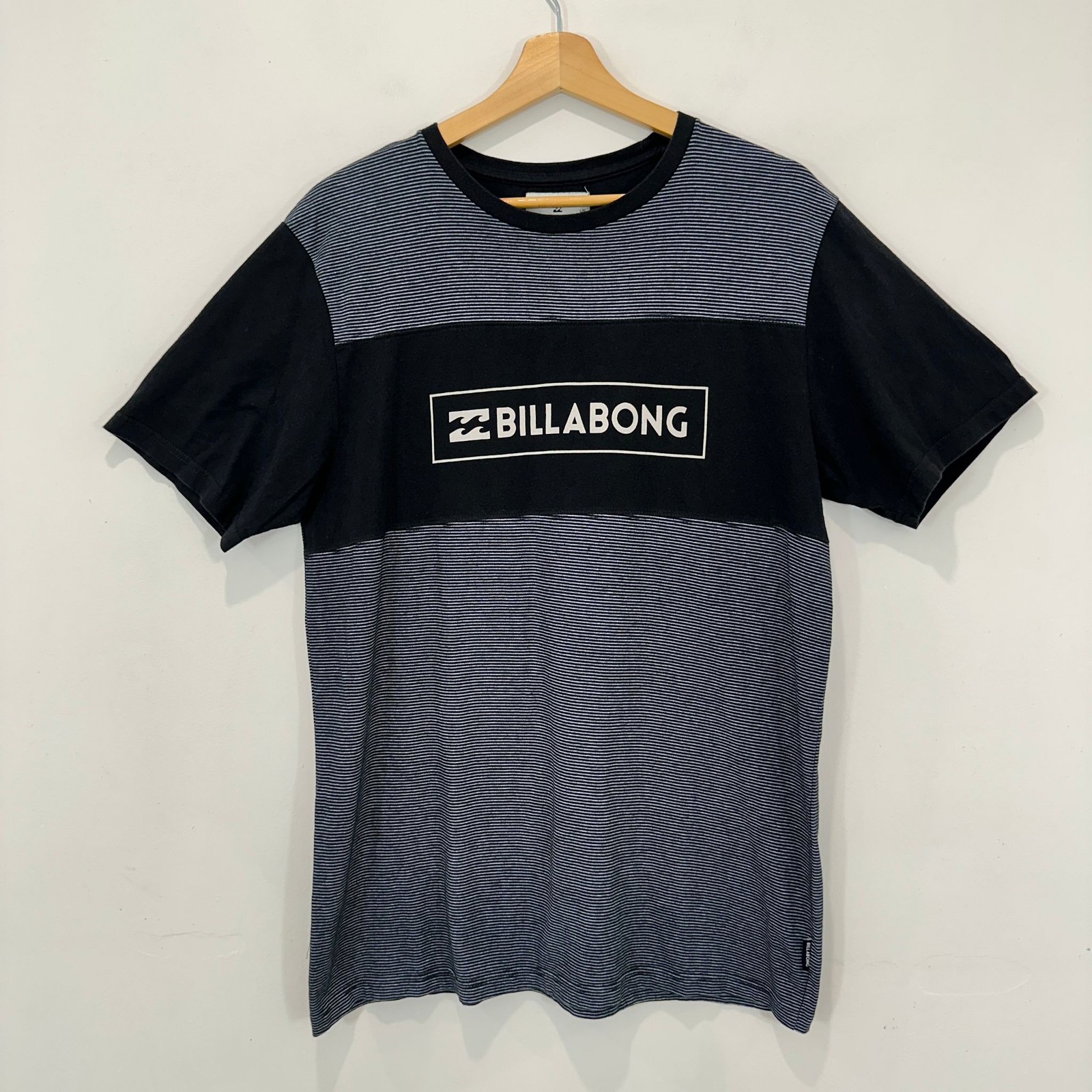 Billabong T Shirt Men L Tailored Fit Striped Block Logo Black Grey Crewneck