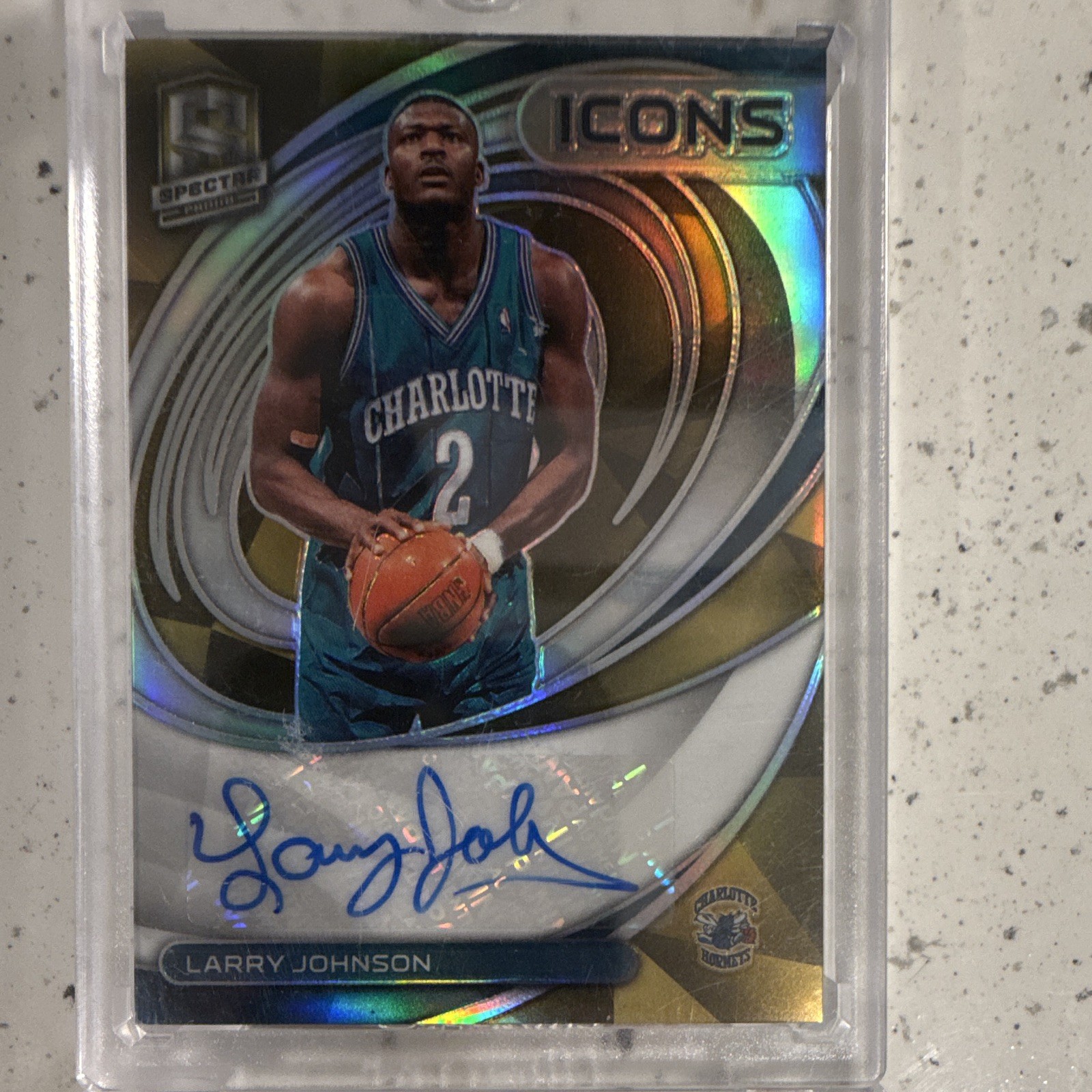 2021-22 Panini Spectra - Icons Autographs Larry Johnson #IA-LRJ Gold Prizm /10