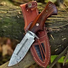 Handgefertigtes Damast-Jagdmesser mit Lederscheide  F&uuml;r Jagd und Camping. Messer