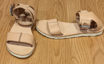 Women's Vibram Reef Sandals Beige Leather Buckle - 7 US