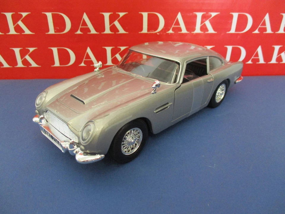 Die cast 1/24 Modellino Auto 007 James Bond Aston Martin DB5 Goldfinger - Immagine 2 di 4