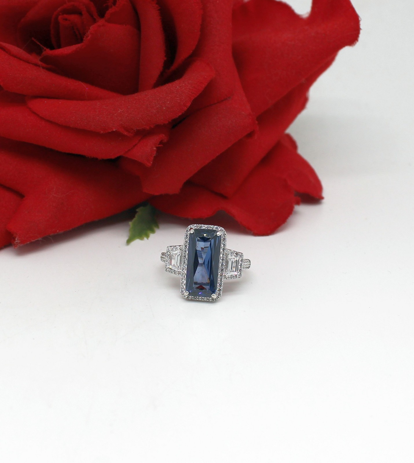 Sterling Silver NWOT  Simulated Stone  Cocktail  Ring Size 9 5.12g CAT RESCUE