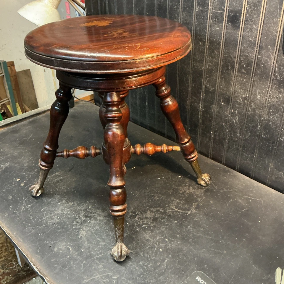 Antiguo taburete de piano de madera vintage asiento ajustable garra rara vidrio pies de bola Foto 3 de 4