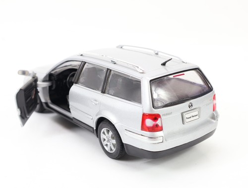 Welly n.2427 modellino auto Volkswagen Passant Variant 2001 argento metallizzato/1:24 - Foto 2 di 4