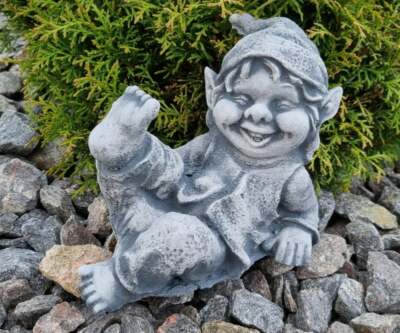 Steinfigur Troll Wichtel Kobold Gnom liegend Garten Deko Steinguss  Frostfest 
