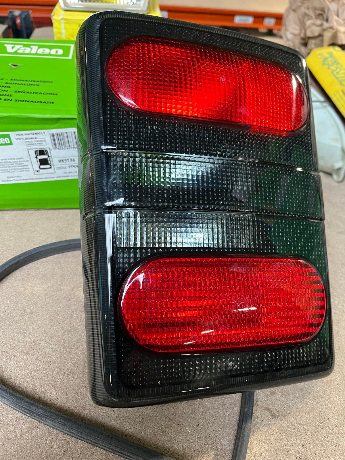 Feu arriere gauche Valeo 085736 de haute resistance pour Renault Trafic phase II