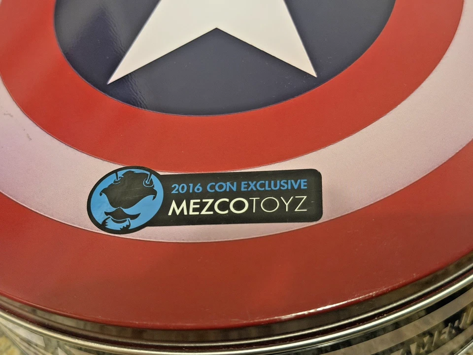 Boneco exclusivo Mezco Toyz One:12 Collective Marvel Captain America SDCC 2016 - Imagem 3 de 4