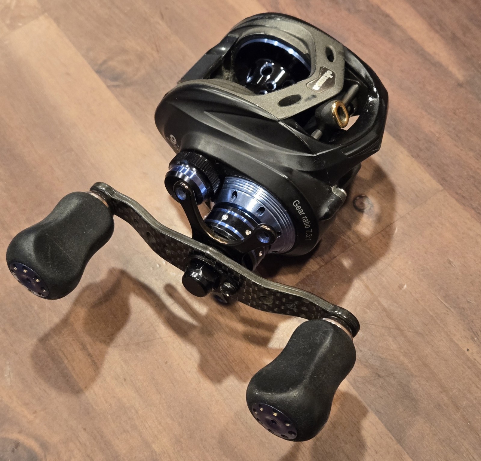 Okuma Helios HS-273Va Baitcast Reel 7.3:1 RH **HAS SOME WEAR