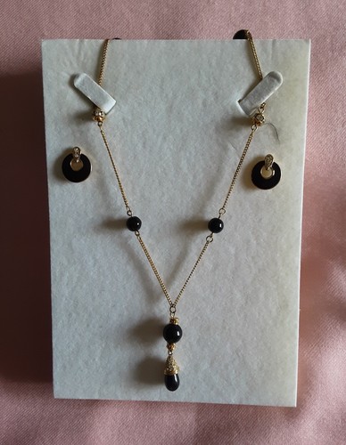 BEAUTIFUL BLACK ONYX BEAD AND CRYTAL NECKLACE WITH COMPLIMENTARY EARRINGS