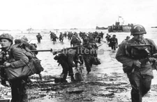 WW2 PICTURE PHOTO US SOLDIERS IN D-DAY OMAHA BEACH 6991