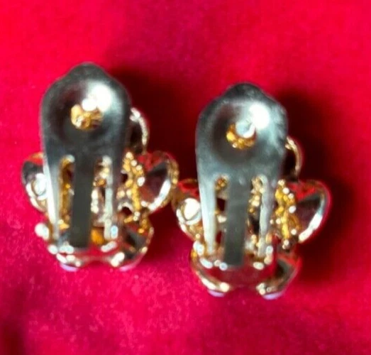 Hübsche goldfarbene Ohrringe mit Perlen in Blütenform (Modeschmuck) - Bild 4 von 4