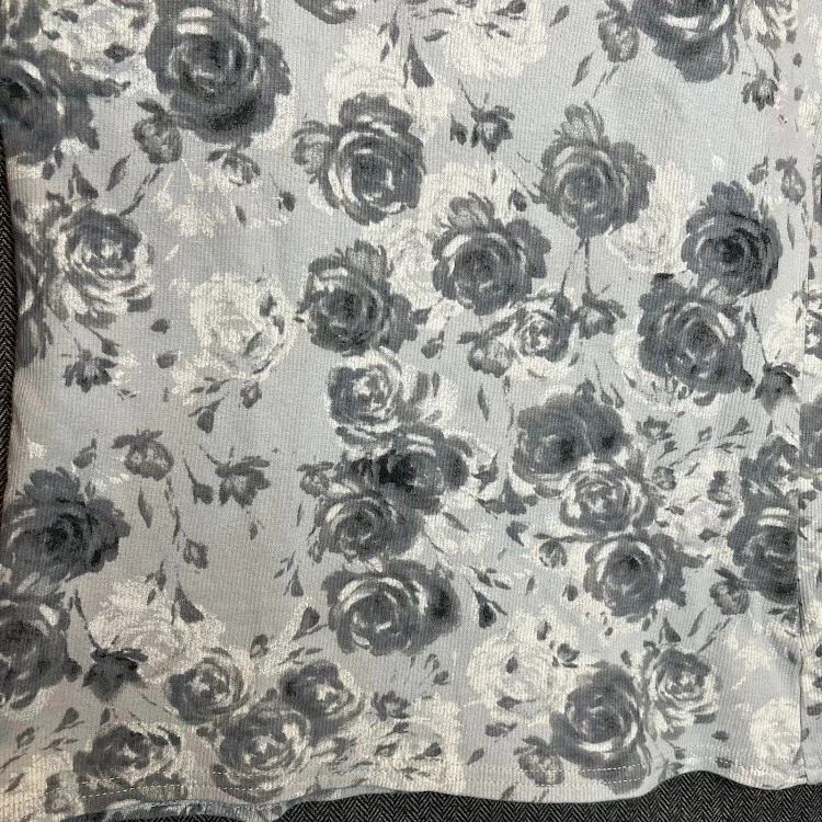 Camiseta sin mangas Life Is Good Sleep para mujer pequeña gris estampado floral rosas  Foto 3 de 4