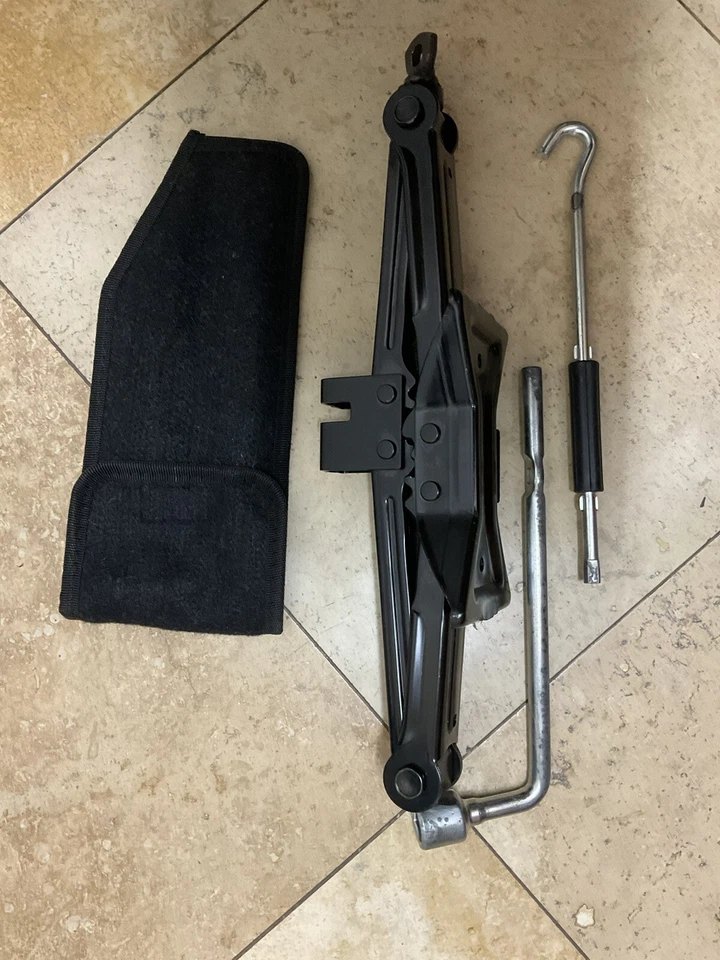 05-06-07-08-09-10-11-12-13-14-15 Juego de gatos de neumáticos Kia Sportage con herramientas OEM Foto 2 de 4