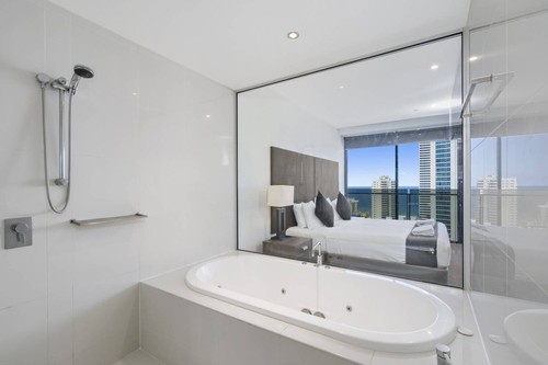 GOLD COAST ACCOMMODATION Circle on Cavill 7 Nights Various Packages Available - Picture 10 of 11