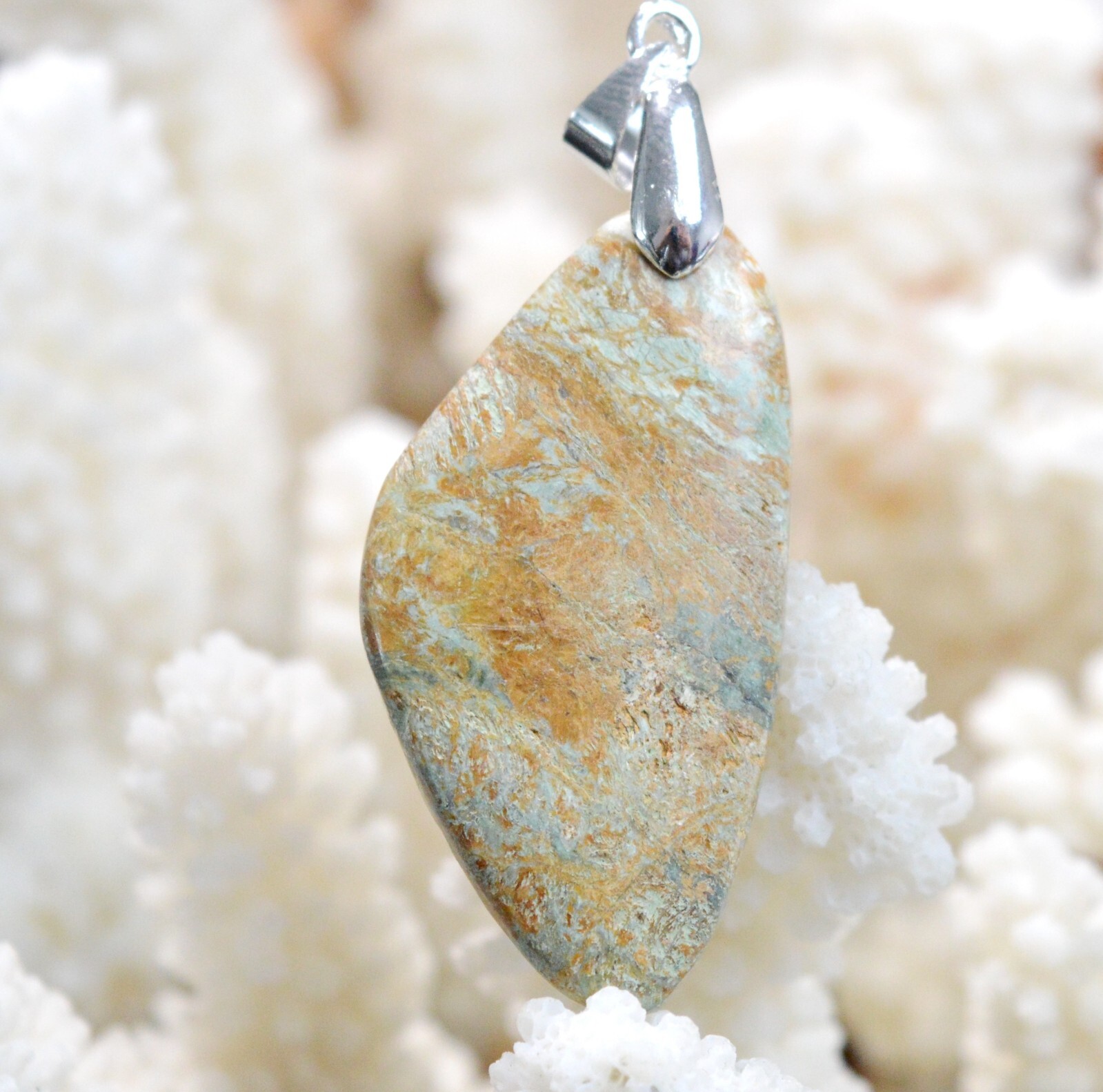 Pendentif en turquoise naturelle d'Afrique 33 carats, le cadeau d'anniversaire idéal DM42
