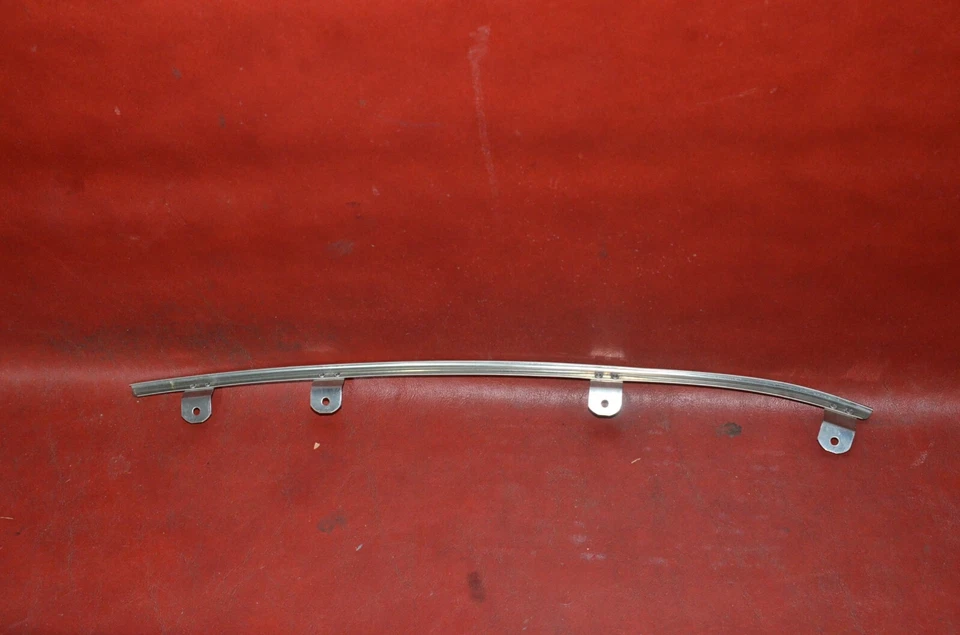 NOS 1960 Pontiac Catalina Bonneville PROTECTOR DE BORDE DE PUERTA GM Misc Single Trim OEM Foto 3 de 4