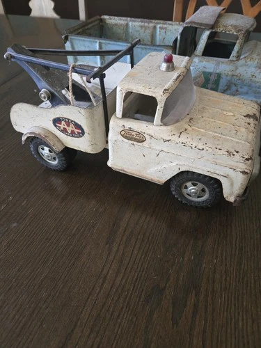 Tonka AA Wrecker Tow Truck Pressed Steel White Classic Vintage with Red Light