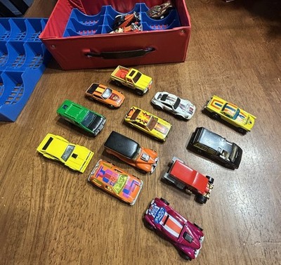 VINTAGE 1980 s HOT WHEELS LOT WITH RED TARA TOY CAR CASE 24 DIECAST WITH 2 TRAYS