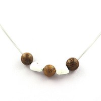 Mineralien Und Edelsteine. Halskette Perlen Holz 8 Mm + Howlite Aus Den USA Chai