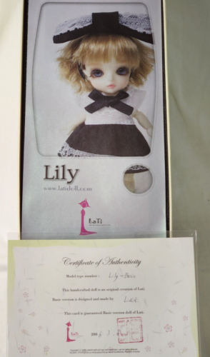 Marque LATI, poupée Lati BLANCHE 10 cm BJD « LILY », 2006. Original en boite avec certificat, NEUF - Photo 1/13