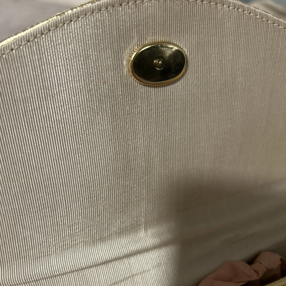 Hermoso bolso de noche vintage dorado metálico Foto 3 de 4