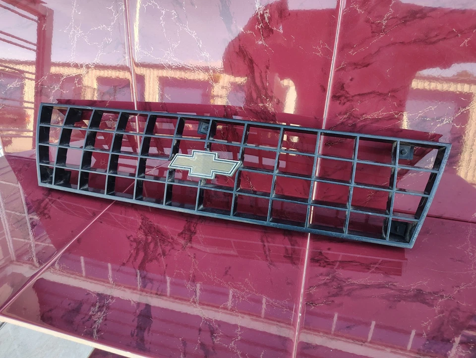 Chevrolet Cavalier 1984-1987 parrilla delantera con emblema negro de fábrica OEM # 14067089 Foto 2 de 4