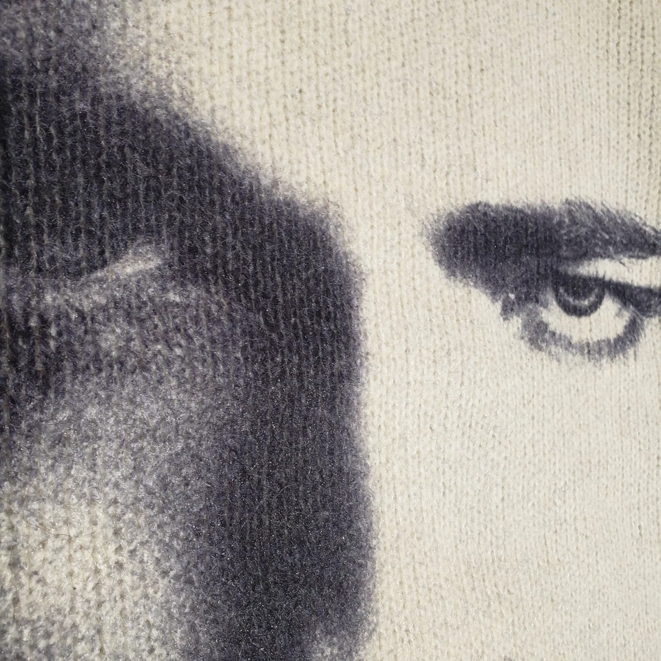 Suéter Bershka Crepúsculo Cuello Simulado - Gráfico Edward Cullen - Talla XS-S Foto 2 de 4