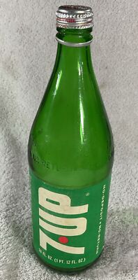 Vintage Glass 28 oz. 7-Up Green Original Uncola Bottle No Deposit Resealable top