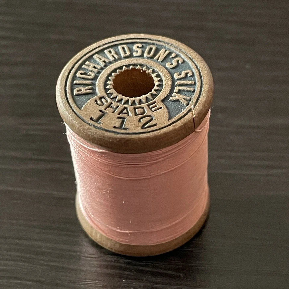 Carrete de madera vintage Richardson Silk Co. hilo rosa 112 hilo de coser pastel Foto 2 de 3