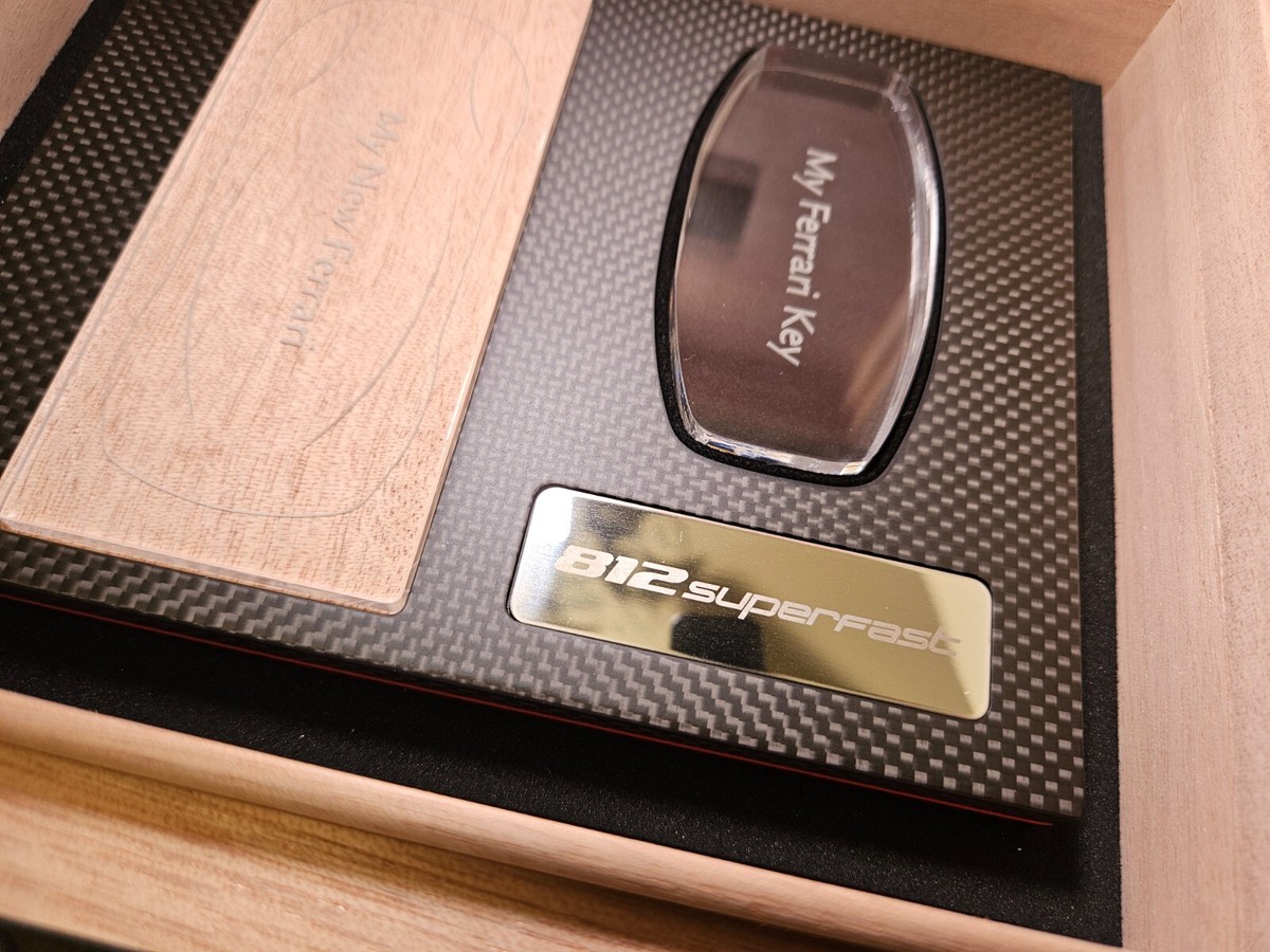 Ferrari キーボックス　BOX 812 super fast Ferrari 812 SUPER FAST Humidor Owner Key Storage Box in Carbon