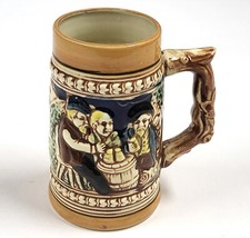 Vintage Deutscher Bierkrug – Bunte Wirtshausszene Relief 6" Keramik Tankard