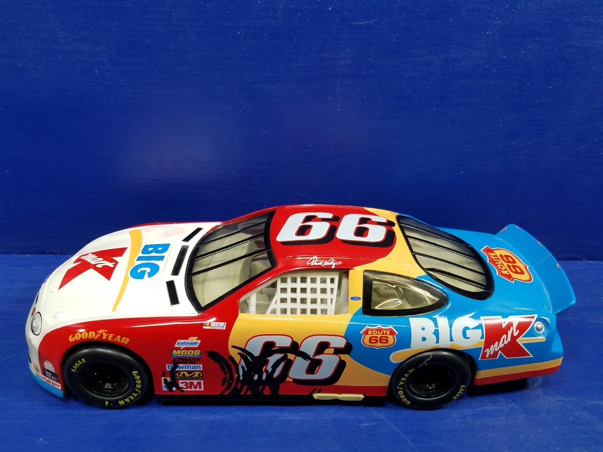 Hot Wheels Racing Mattel Nascar 1:24 Scale #66 Darell Waltrip