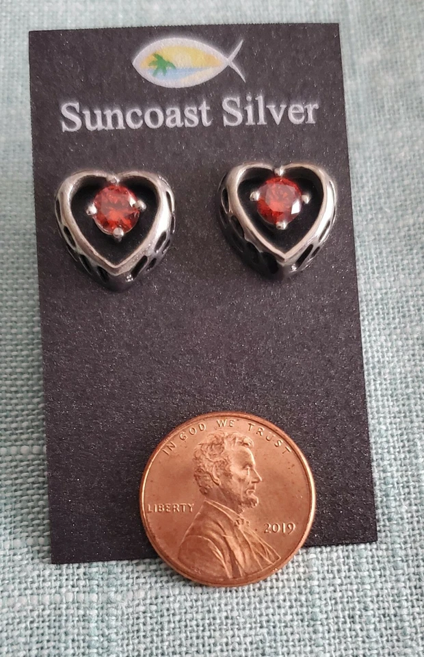Aretes de corazón abierto de acero inoxidable 316L con ajuste de circonita roja - 1/2 pulgada Foto 3 de 4