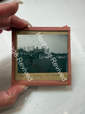 VINTAGE FOTO DIA LEBENDES SPIEL DER PFEIFE MENSCHENMENGE EREIGNIS HISTORISCH UK