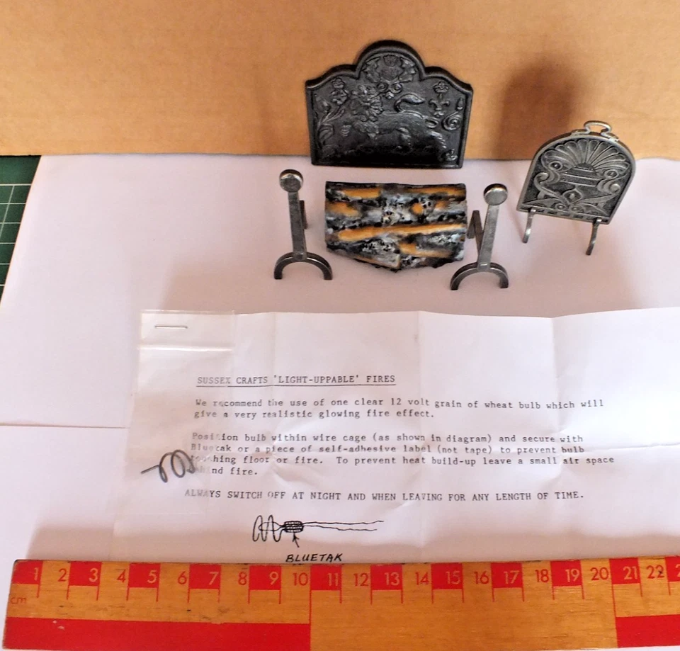 SUPERB VINTAGE DOLLS HOUSE MINIATURES WORKING FIRE, HEARTH & FIRE DOGS  (CA) - Image 2 of 4