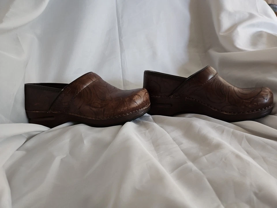 Zapato Zueco Dansko Profesional XP Mujer Talla 36 Marrón Floral Trabajado Foto 3 de 4