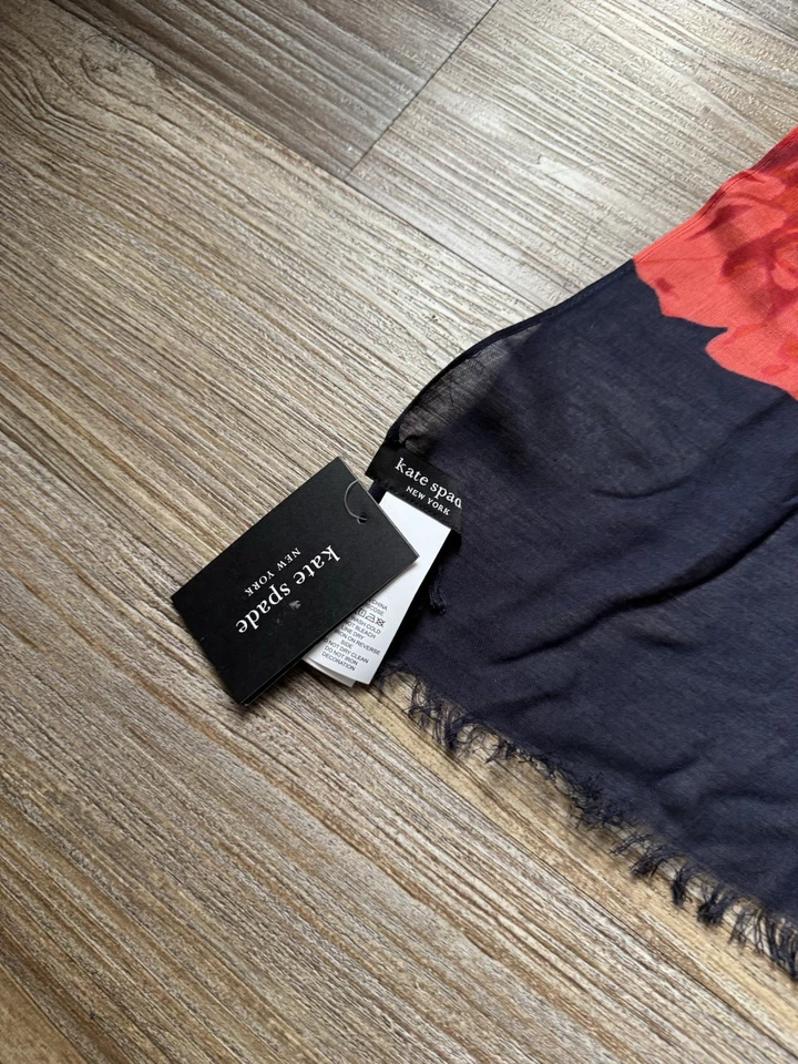 Kate Spade New York Encantadora Bufanda Oblonga Rosa - Rojo Floral - 6 pies x 28 pulgadas - Nueva con Etiquetas Foto 3 de 4