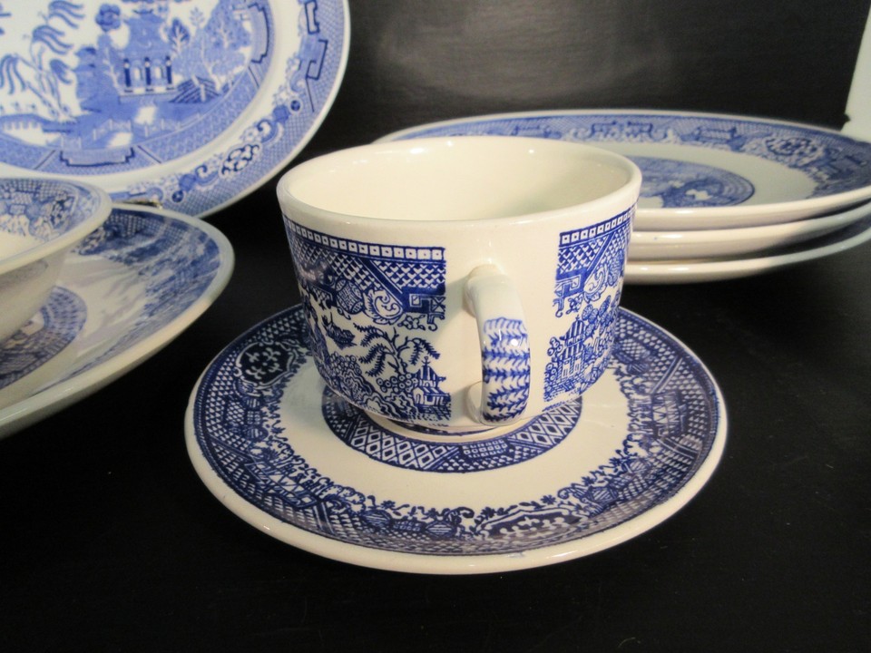 vintage Blue Willow Dinnerware service for 4 no markings Blue and White